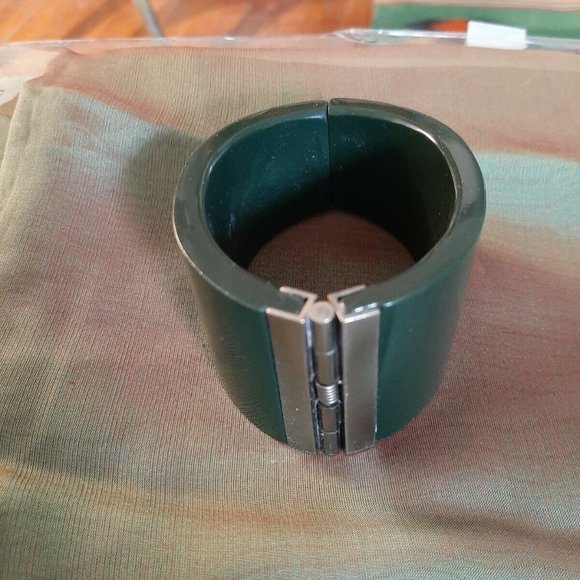 Vintage signed Ferragamo drk GREEN plastic hinged cuff bracelet 1 3/4" wide RARE - Picture 1 of 4